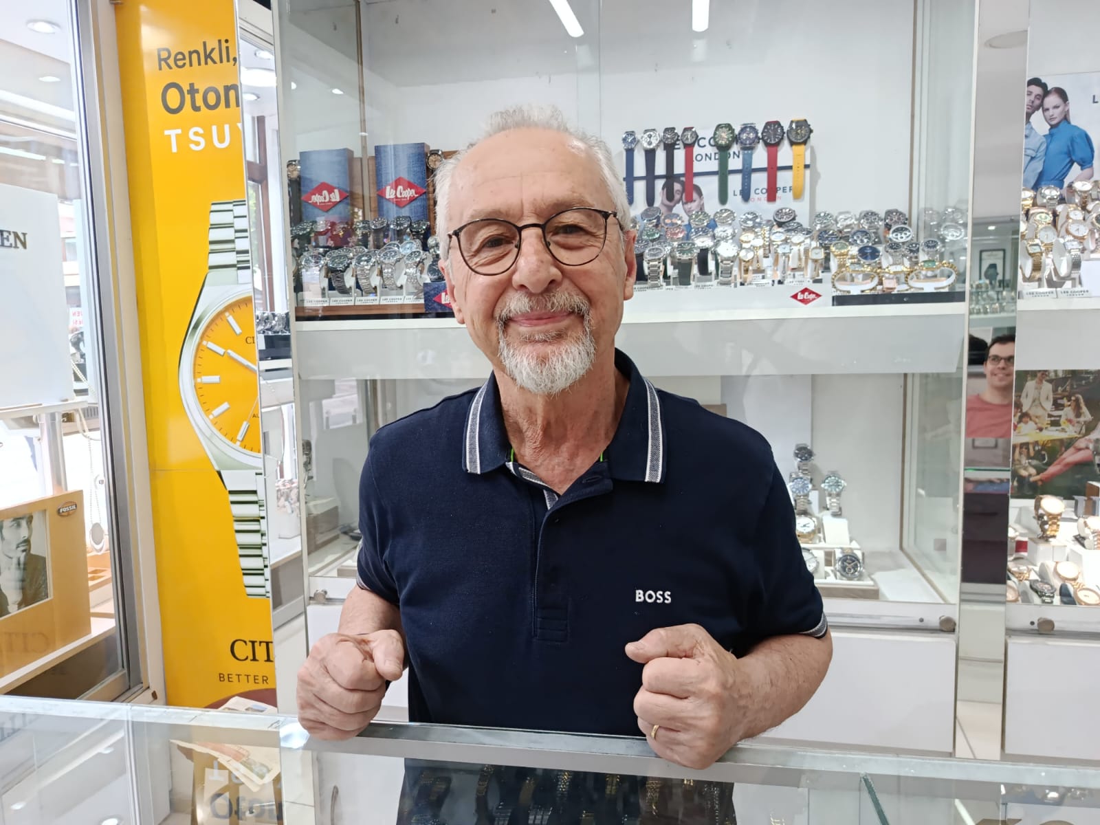 Edirne'de uzun yıllardır saatçilik yapan Fikri Uz, Eskiden babalara yönelik en popüler hediyelerin başında gelen saatlerin artık eski ilgiyi görmediğini belirten Uz, özel günlere ait satışların neredeyse sıfıra indiğini vurguladı.